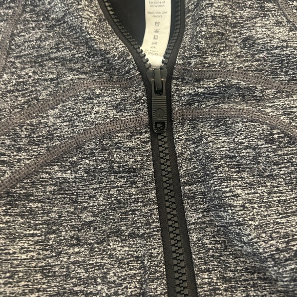 Lululemon define jacket. Size 4. Amazing condition - Picture 4 of 4